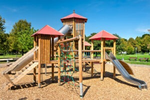 Spielplatz Holz mit Rutsche