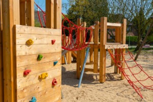 Kletterelemente auf einem Spielplatz